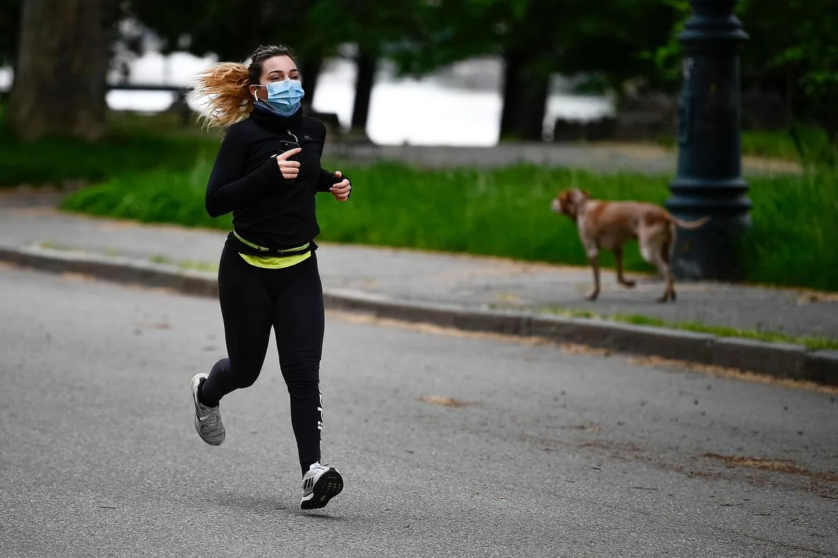 joggen In gewissen Fällen muss künftig auch beim Laufen eine Schutzmaske getragen werden.