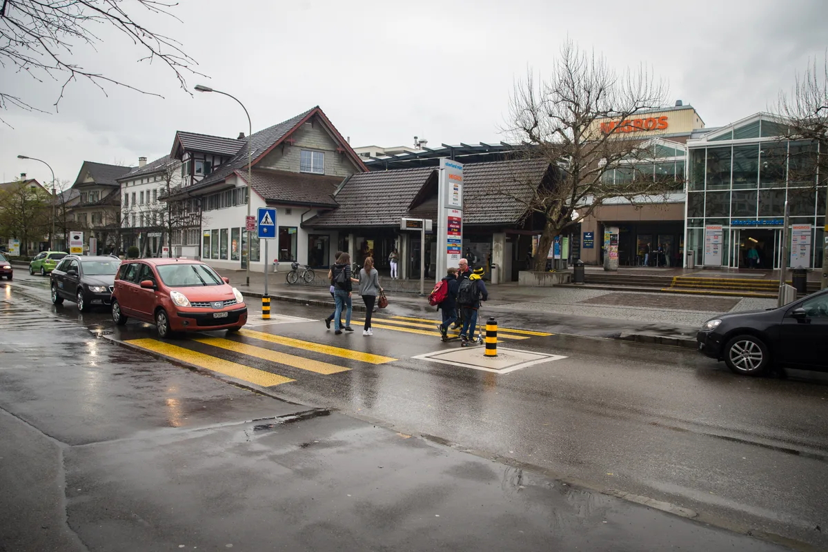 wetzikon_13042016_fussgaengerstreifenzentrum_sbo_4 Der Migros-Vorplatz ist einer jener Orte, an denen in Wetzikon ab sofort eine Maskenpflicht besteht.