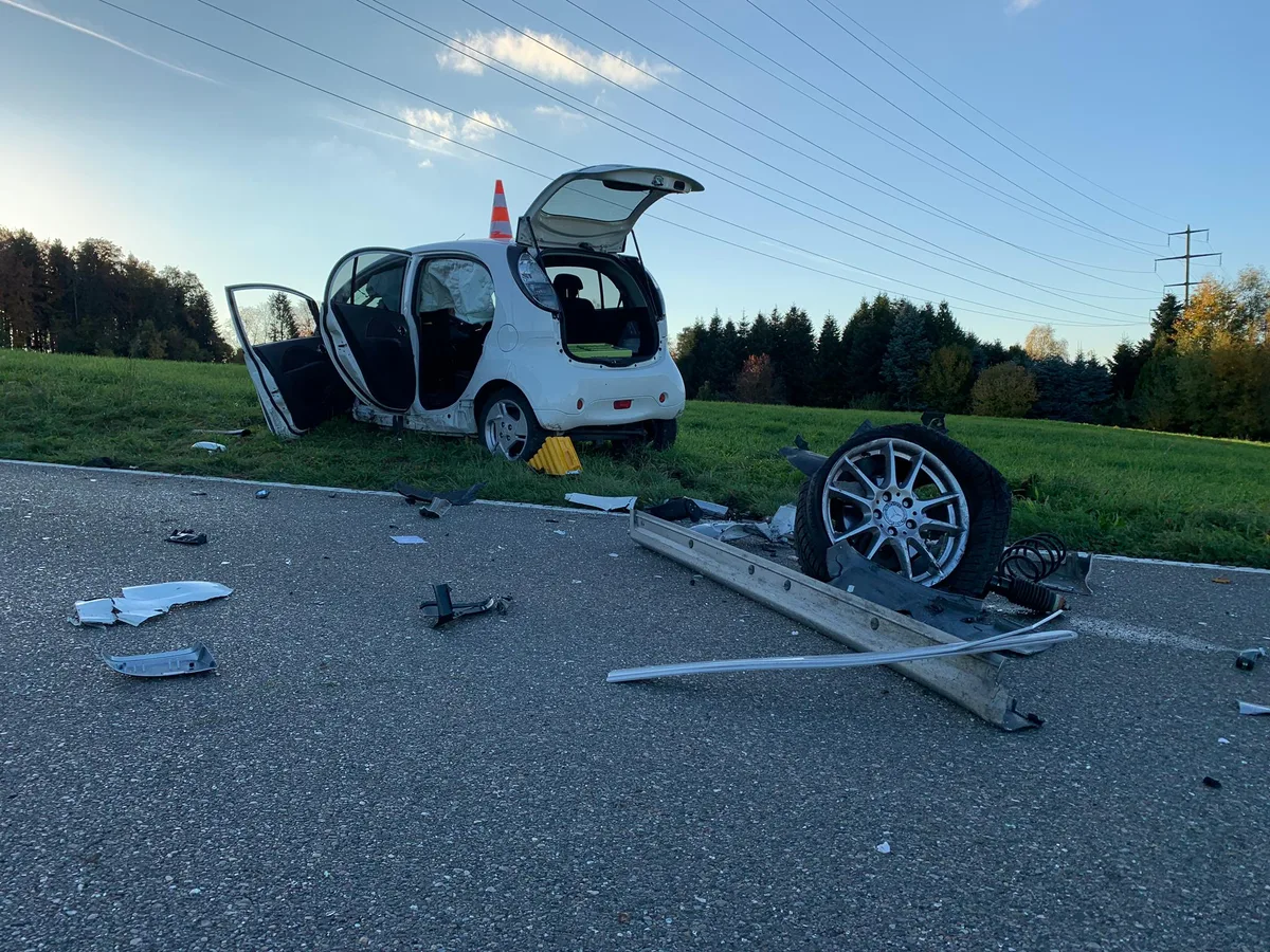 Bei der Frontalkollision schleuderte das von oben nahende Auto um die eigene Achse. Es handelt sich um das silberne Auto., An der Bönlerstrasse in Wetzikon sind am Freitagnachmittag zwei Autos zusammengeprallt., Ein Helikopter transportierte eine verletzte Person ab. Auch die zweite Lenkerin hat sich beim Unfall verletzt., Wie es den Personen geht, kann die Kantonspolizei noch nicht beantworten., Im Einsatz standen Regio 144, die Feuerwehr und Schutz &amp;amp; Rettung Zürich.