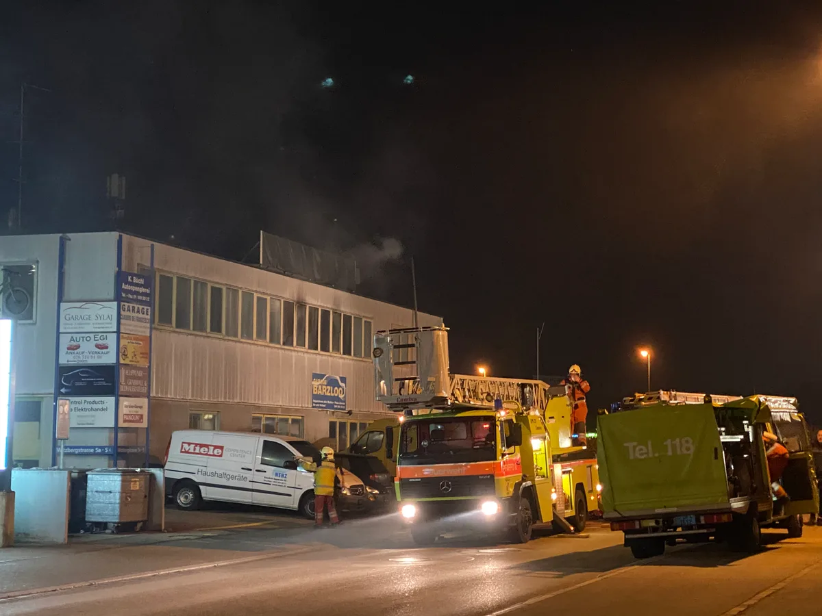 c26cfade-ebd4-4f1a-9cd1-0b511ae4d921 Das Feuer im Bürogebäude konnte bald gelöscht werden., Die Feuerwehren von Pfäffikon und Uster stehen im Einsatz.