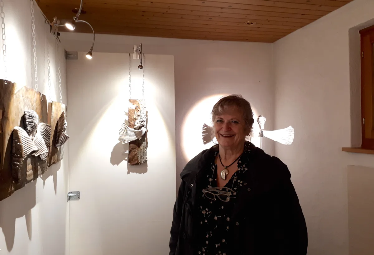 engel1 Kathrin Fischbacher freut sich, dass ihre Vernissage trotz neuen Coronaregeln stattfinden konnte., Die meisten Keramikobjekte für die Ausstellung hat die Künstlerin im letzten halben Jahr gefertigt., Für ihre Kunstwerke verwendet Fischbacher eine besondere Brenntechnik, die für besondere Glasureffekte sorgt., Die Besucher der Vernissage waren zu einem Imbiss auf dem Gartensitzplatz eingeladen., Die Künstlerin im Kaufgespräch mit einer Besucherin.