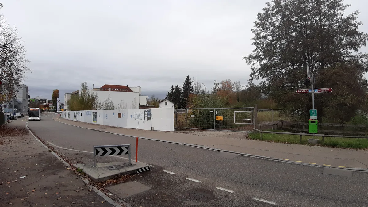5500 Quadratmeter gross ist die Brache. , So sehen die Planer das Richtprojekt für eine Überbauung der zwei Parzellen an der Neugutstrasse., Nach dem Abriss des früheren Gebäudes holt sich die Natur ihren Platz zurück., Blick auf das «Biotop»., Die noch bestehenden Gebäude sehen die Kritiker als Gefahr für die Entwicklung des Vorhabens.