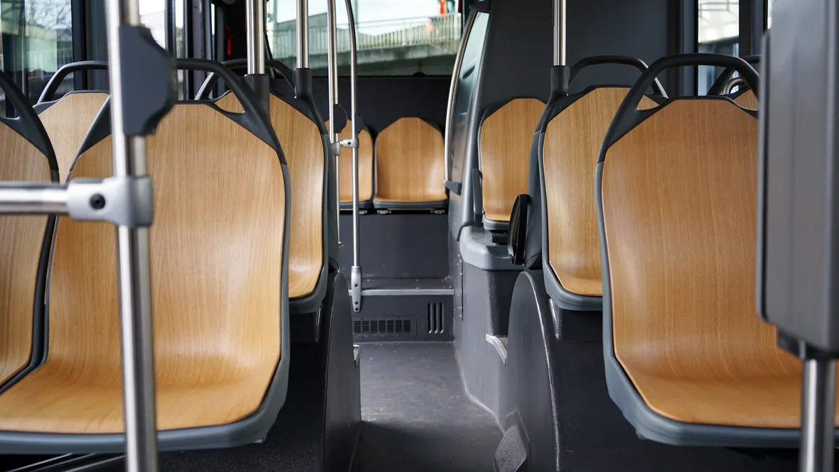 Ein 17-Jähriger ist am Dienstagmittag verschwunden. Die Polizei fand ihn am späten Abend in einem Bus in Zollikon.