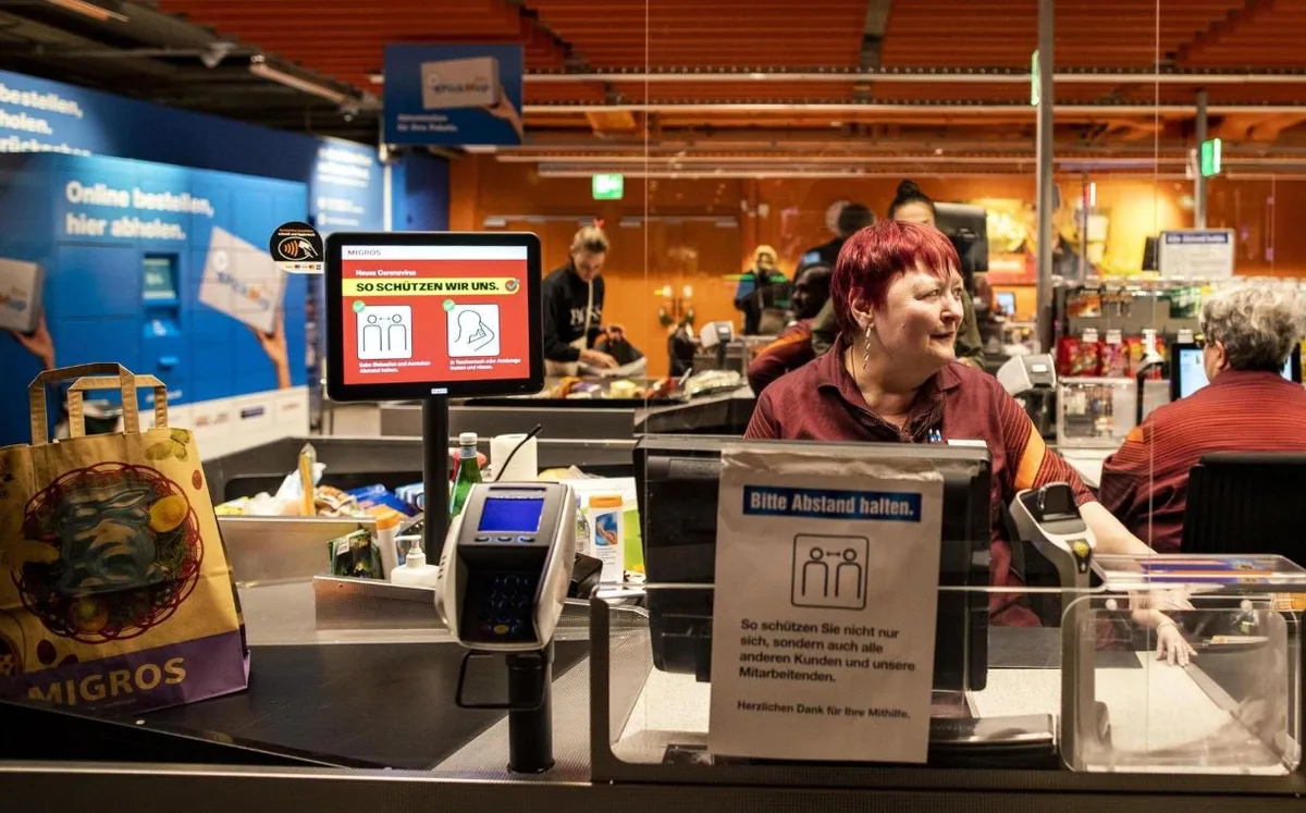 sadfe Bis letzten Donnerstag mussten Migros-Verkäufer und -Verkäuferinnen an der Kasse keine Maske tragen.