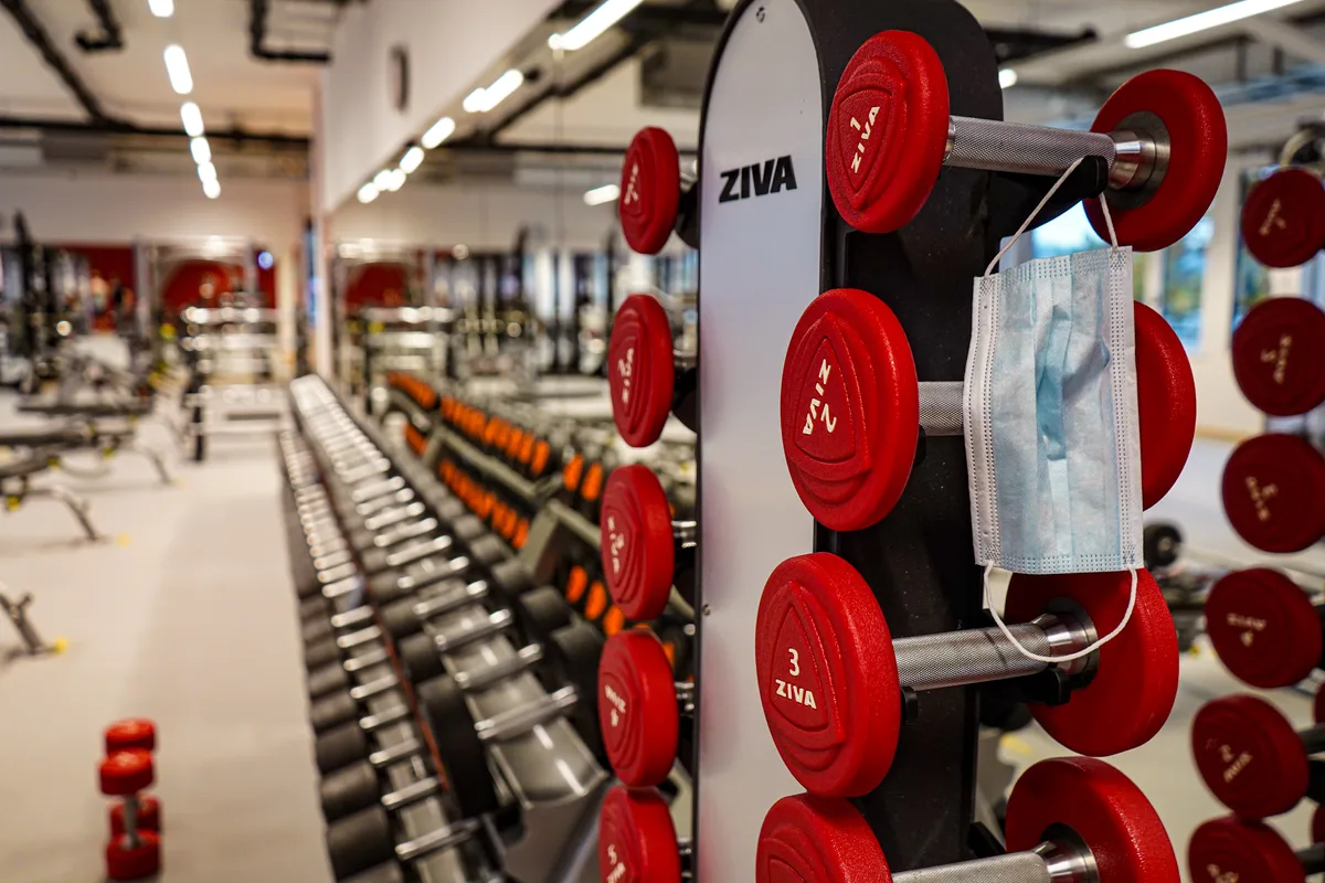 Wo trainiert wird, ist sie meist nicht weit: Die Schutzmaske. , Welche Regeln in welchen Fitnessstudios gelten, ist abhängig von verschiedenen Schutzkonzepten und Umständen., Je nach Situation gibt es auch Ausnahmeregelungen, wie hier im Activ Fitness.