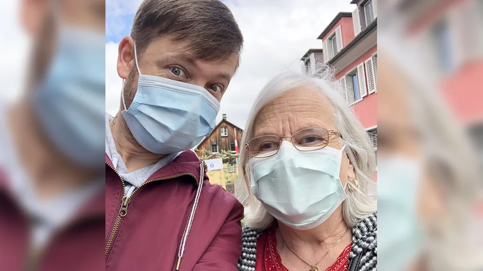 Die Menschen im Gehörlosendorf, wie Andreas Blaser und Anna Rosa Grieder, reagieren mit Verständnis auf die Maskenpflicht., Auch auf Ausflügen wie hier mit den Seniorinnen müssen Masken getragen werden., Davon lassen sich die Seniorinnen, unter anderem Frieda Siegfried (rechts) und Ernika Meier, nicht gross einschränken.