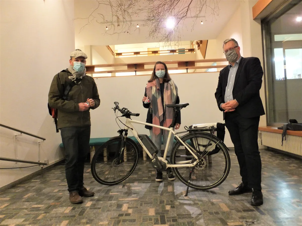 SP-Stadtrat Stefan Feldmann (rechts) übergibt je 500 Franken in Uster Batzen an die beiden Gewinner.