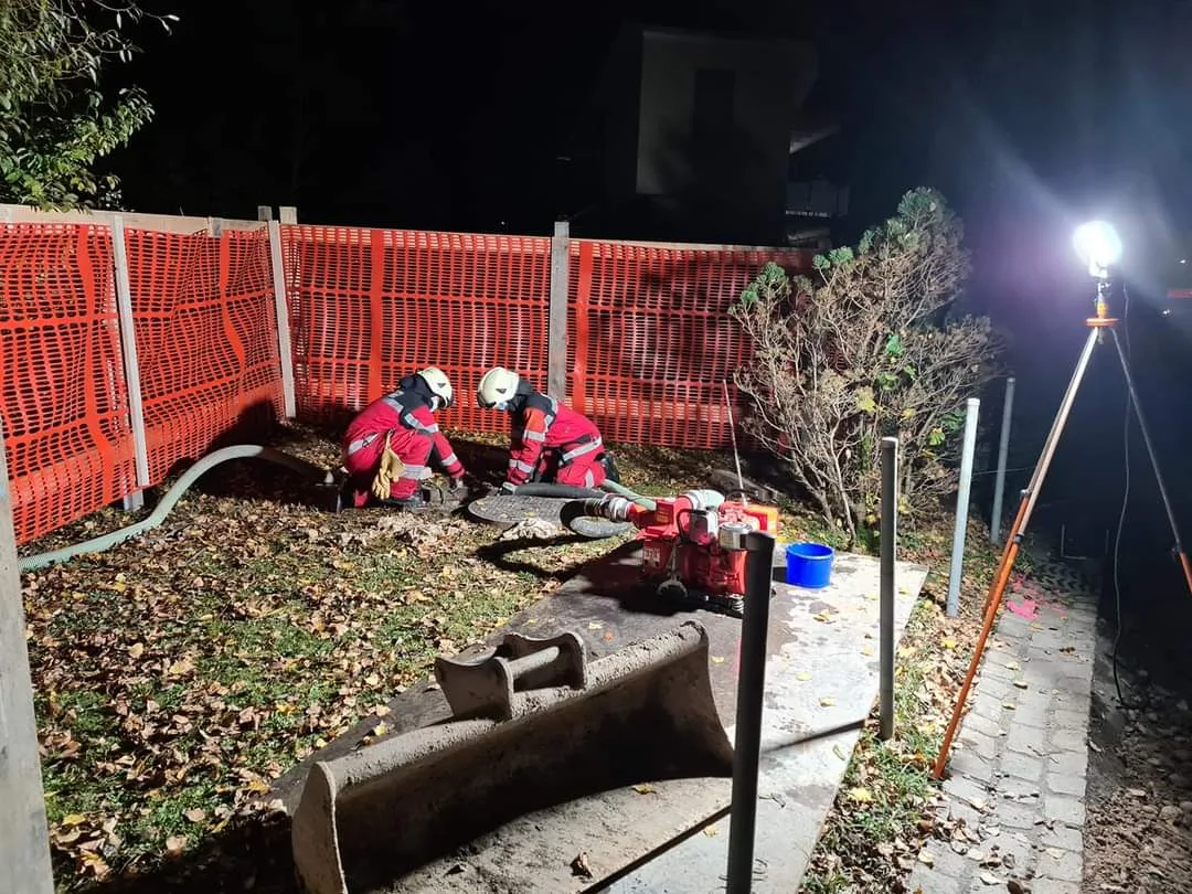 Kurz vor Mitternacht wurde die Feuerwehr Rüti zu einem Keller an der Steinacherstrasse gerufen., Dort hatte ein Anwohner rund 20 Zentimeter Schmutzwasser in seinem Keller entdeckt., Grund war eine defekte Wasserpumpe auf einer angrenzenden Baustelle. , Mit Pumpen und Wassersaugern konnte die Feuerwehr innert 2,5 Stunden den Wasserschaden beseitigen., Die Kreuzung Moos- und Steinacherstrasse musste währenddessen gesperrt werden.
