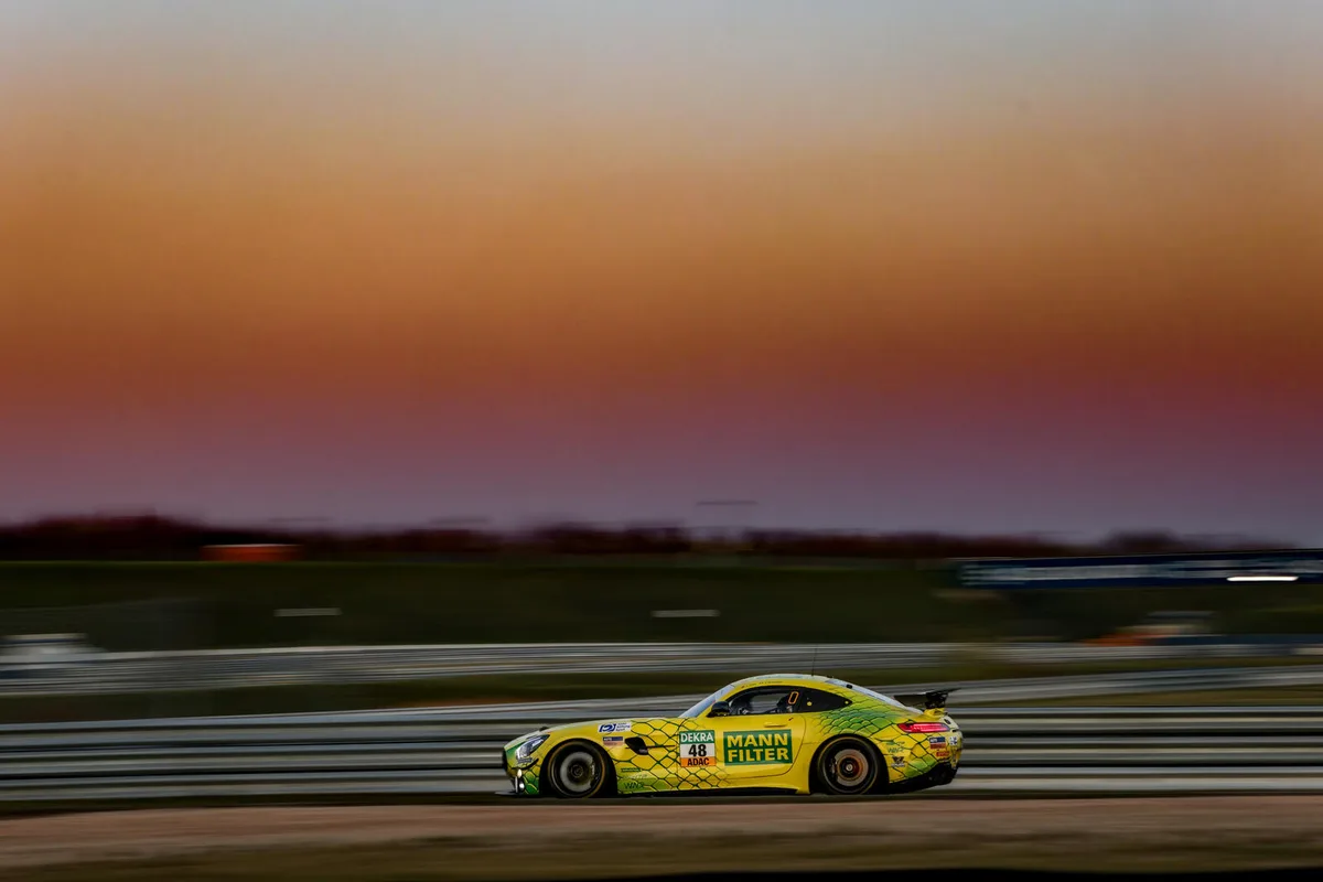 Mit dem auffällig lackierten Mercedes-AMG verpasste Julien Apothéloz den Gesamtsieg., Sie wären lieber in der Mitte gestanden: Luca Trefz und Julien Apothéloz (rechts).