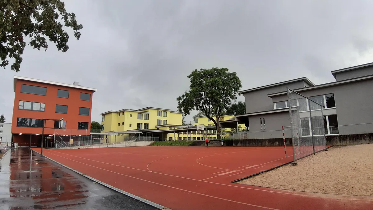 Wäre hier eine Tagesschule möglich? Im Schulhaus Högler hat es zwar noch Platz, dafür ist es nicht zentral gelegen., Susanne Hänni befürchtet, dass es durch eine Tagesschule zu einer Entmischung der sozialen Schichten kommt., Patricia Bernet will das Tagesschul-Angebot in Uster ausbauen., Für Yves Krismer ist das Betreuungsangebot in Volketswil ausreichend.