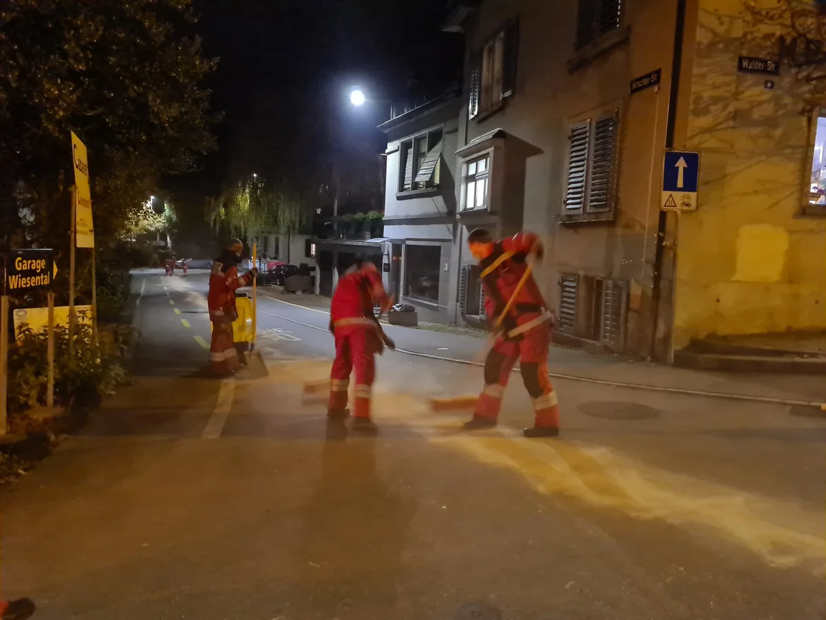 Die Spur führte über die Walderstrasse und die Rosenburgstrasse bis zum Joweid-Areal., Während den Reinigungsarbeiten wurden die Strassen über Teilstrecken einseitig gesperrt.