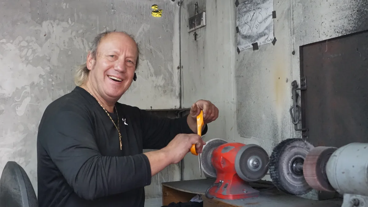 wyss_schleifservice_wila_7 Messerschleifer Jean Wyss ist auch in Corona-Zeiten für seine Stammkunden da., In seiner mobilen Werkstatt gibt es drei verschiedenen Schleifsteine.