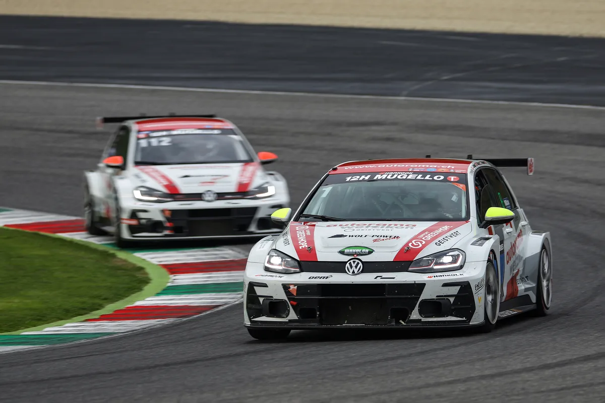 Fast unschlagbar: Die beiden VW Golf des Autorama-Teams., In Feierlaune: Die Wetziker Equipe gewann alle möglichen Titel.