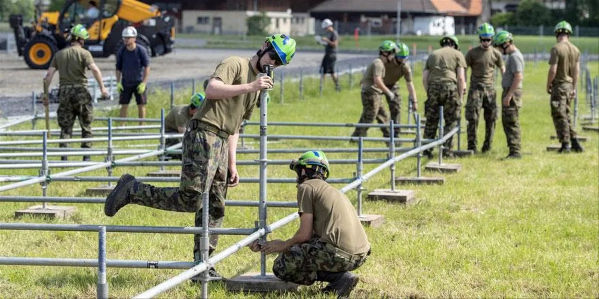 Tatkräftige, aber günstige Hilfe fürs Schwingfest 2019: Soldaten der Schweizer Armee beim Gerüstbau.