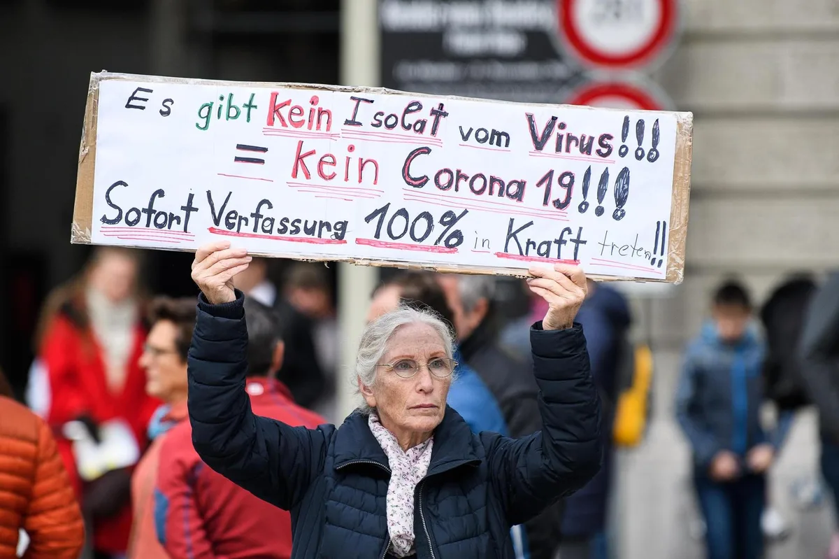 Eine Frau demonstriert im Oktober ohne Maske gegen die Corona-Massnahmen des Bundes.