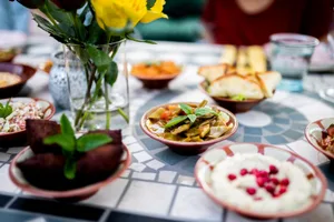 uster_03072019_mezze_crm_10_preview Das Pop-up-Lokal House of Mezze wurde im Frühjahr 2019 eröffnet. , An schönen Sommertagen bleibt im «Garten» kein Platz frei.