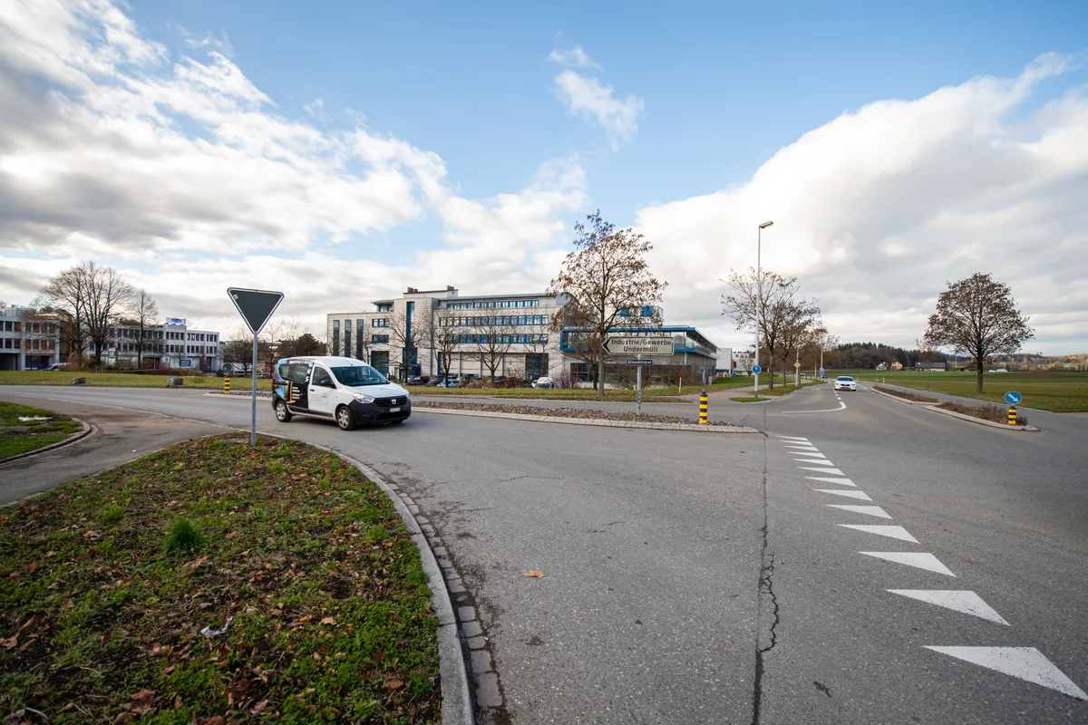 fehraltorf_20112020_zufahrtindustriegebiet_sbo_1_1 Das Industriegebiet in Fehraltorf ist nur über diese Kreuzung erschlossen. Rückstau gehört zur Tagesordnung., Eine zweite Zufahrtsstrasse, die neben der Mägerle AG Maschinenfabrik vorgesehen ist, soll dem Problem entgegen wirken., Mittels dem zweiten Anschluss soll sich der Verkehr besser verteilen.