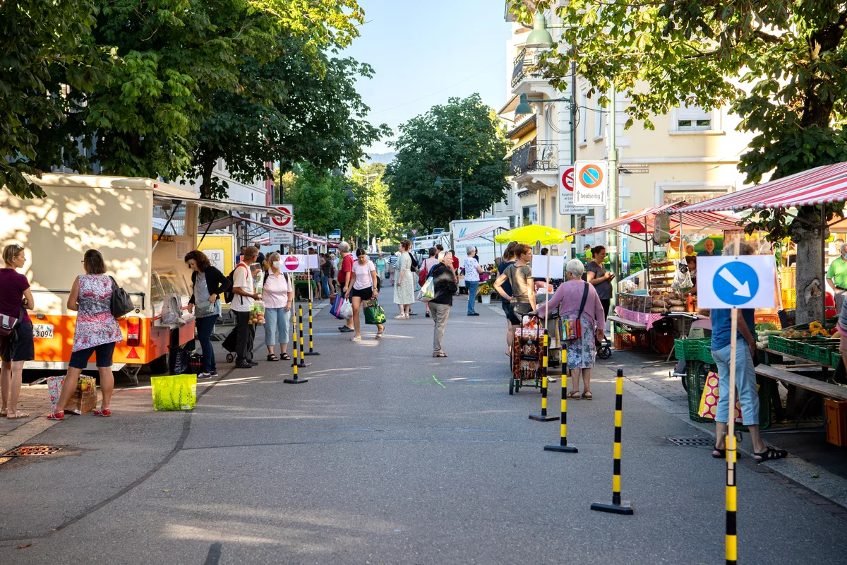 uster_07082020_wochenmarkt_sbo_13 Zwar gibt es in diesem Jahr keinen Uster Märt, dafür aber einen zusätzlichen Freitagsmarkt in Uster.