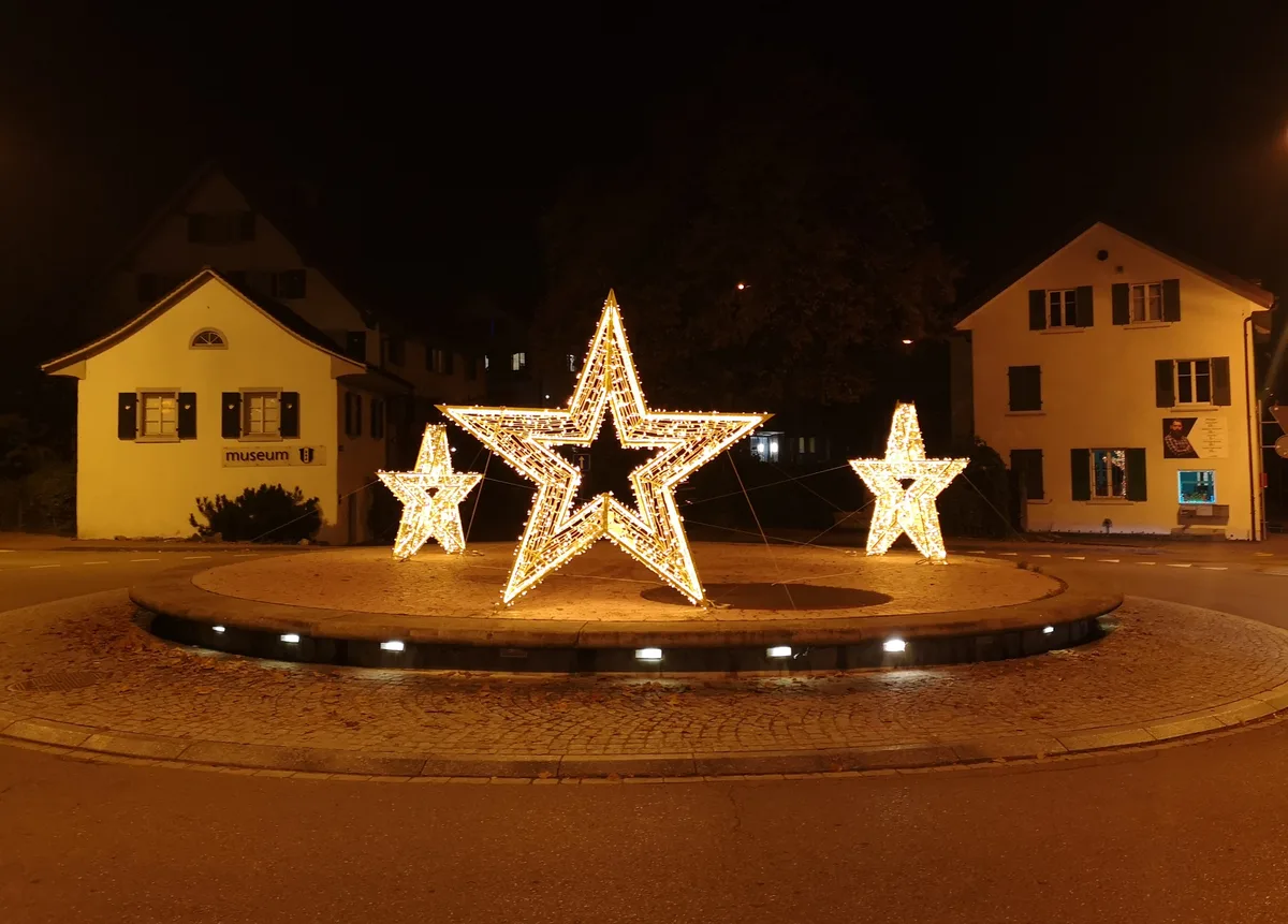 wetziker_stern2 Die Kreiselmotive sind prägnante grosse Sterne., Sie sind das Kernstück der Wetziker Weihnachtsbeleuchtung.