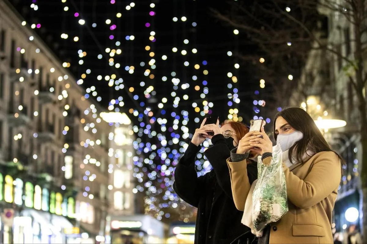 lichter Die Weihnachtszeit soll dieses Jahr etwas ruhiger ausfallen: Zwei Frauen fotografieren die Weihnachtsbeleuchtung in Zürich.