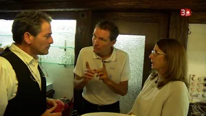 cchmedia_brt14_bacco_ep01_71 Restauranttester Daniel Bumann (Mitte) nimmt das Wirtepaar Eliana Ioanna und Biagio Panza ins Gebet., Die Gäste wollten sich nicht entgehen lassen, was sich im Ristorante Bacco alles verändert hat., Sie habe heute ein anderes Kostenbewusstsein, sagt Eliana Ioanna., Eine von mehreren Sequenzen in der Folge, in der Daniel Bumann einfach nur ratlos ist., Daniel Bumann hatte immer wieder Zweifel, ob die Wirte in ihrem Lokal überhaupt etwas verändern wollen. , Mit der Leistung der Küche war Bumann anfänglich nicht wirklich zufrieden. , Wirt Biagio Panza in seiner Paraderolle: dem Service.