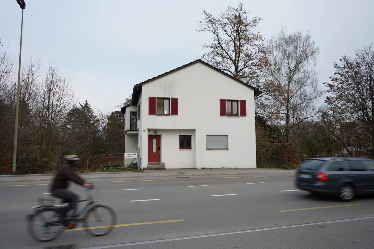 dsc00086 Dieses Haus an der Esslingerstrasse dient als Asylunterkunft., Seit 2004 sind hier Asylsuchende untergebracht., Nun muss das Haus renoviert werden, was über 100'000 Franken kostet.