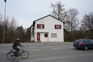dsc00086 Dieses Haus an der Esslingerstrasse dient als Asylunterkunft., Seit 2004 sind hier Asylsuchende untergebracht., Nun muss das Haus renoviert werden, was über 100'000 Franken kostet.