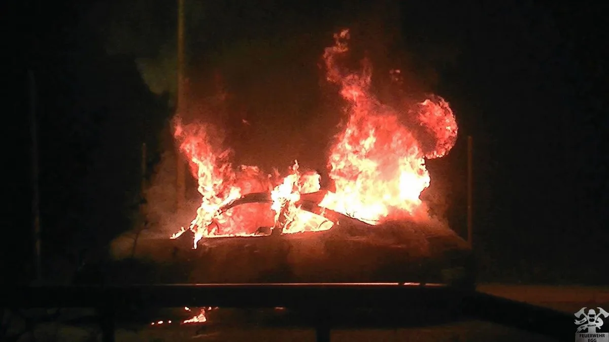 98c287a1449e6e540ca2284a73332738 Beim Eintreffen der Feuerwehr stand das Auto in Vollbrand., Feuerwehr und Kantonspolizei waren im Einsatz., Der Brand habe rasch gelöscht werden können, schreibt die Feuerwehr Egg., Das Fahrzeug brannte vollständig aus.
