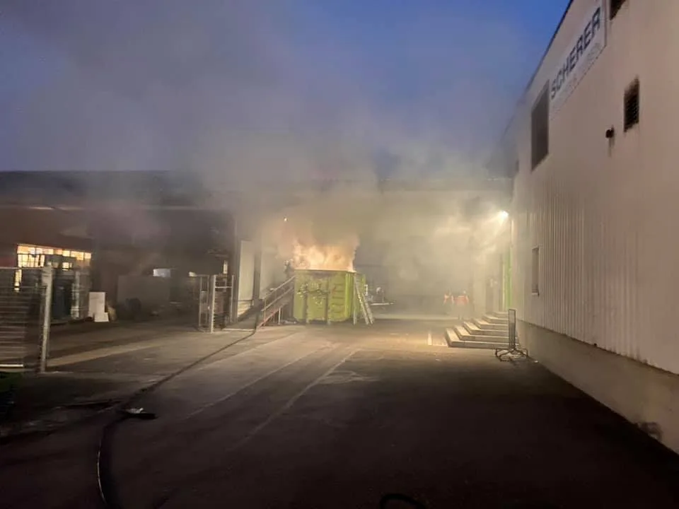 Am Freitagabend musste die Feuerwehr Pfäffikon ins Pfäffiker Industriegebiet ausrücken., Eine Abfallmulde war dort - aus bislang unbekannten Gründen - in Brand geraten., Nach eineinhalb Stunden war der Brand unter Kontrolle., Im Einsatz standen 15 Feuerwehrleute und zwei Kantonspolizisten.