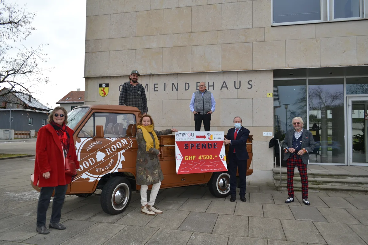 checkuebergabe_0 Die Künstlerinnen und Künstler übergeben dem Gossauer Gemeindepräsidenten Jörg Kündig (mit Maske) den Check von 4500 Franken.
