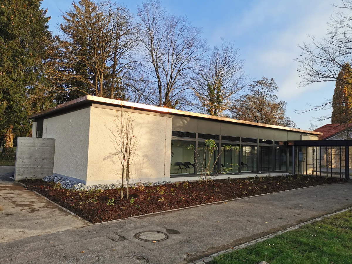 img_20201106_160025 So sieht das neue Gebäude auf dem Pfäffiker Friedhof aus. , Seit Oktober können die Verstorbenen wieder in ihrer eigenen Gemeinde aufgebahrt werden.