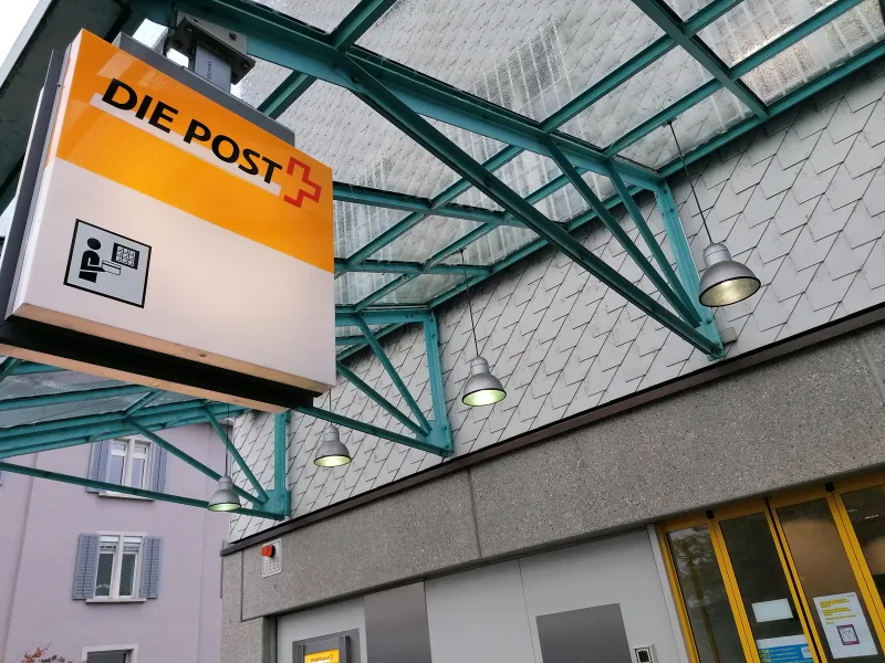 20_post_2_eh_10_20 Bei der Post kann man nicht nur Briefe aufgeben, sondern auch Geld abholen. Das nahm ein Mitarbeiter zu wörtlich.
