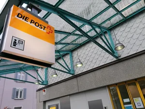 20_post_2_eh_10_20 Bei der Post kann man nicht nur Briefe aufgeben, sondern auch Geld abholen. Das nahm ein Mitarbeiter zu wörtlich.