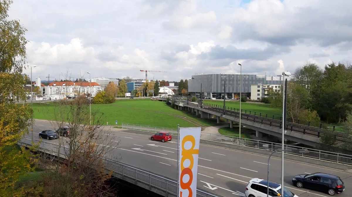 Auf diesem Grundstück will die Baloise Group 500 Wohnungen und Gewerberäume realisieren., Die geplante Überbauung hat bereits eine eigene Haltestelle.