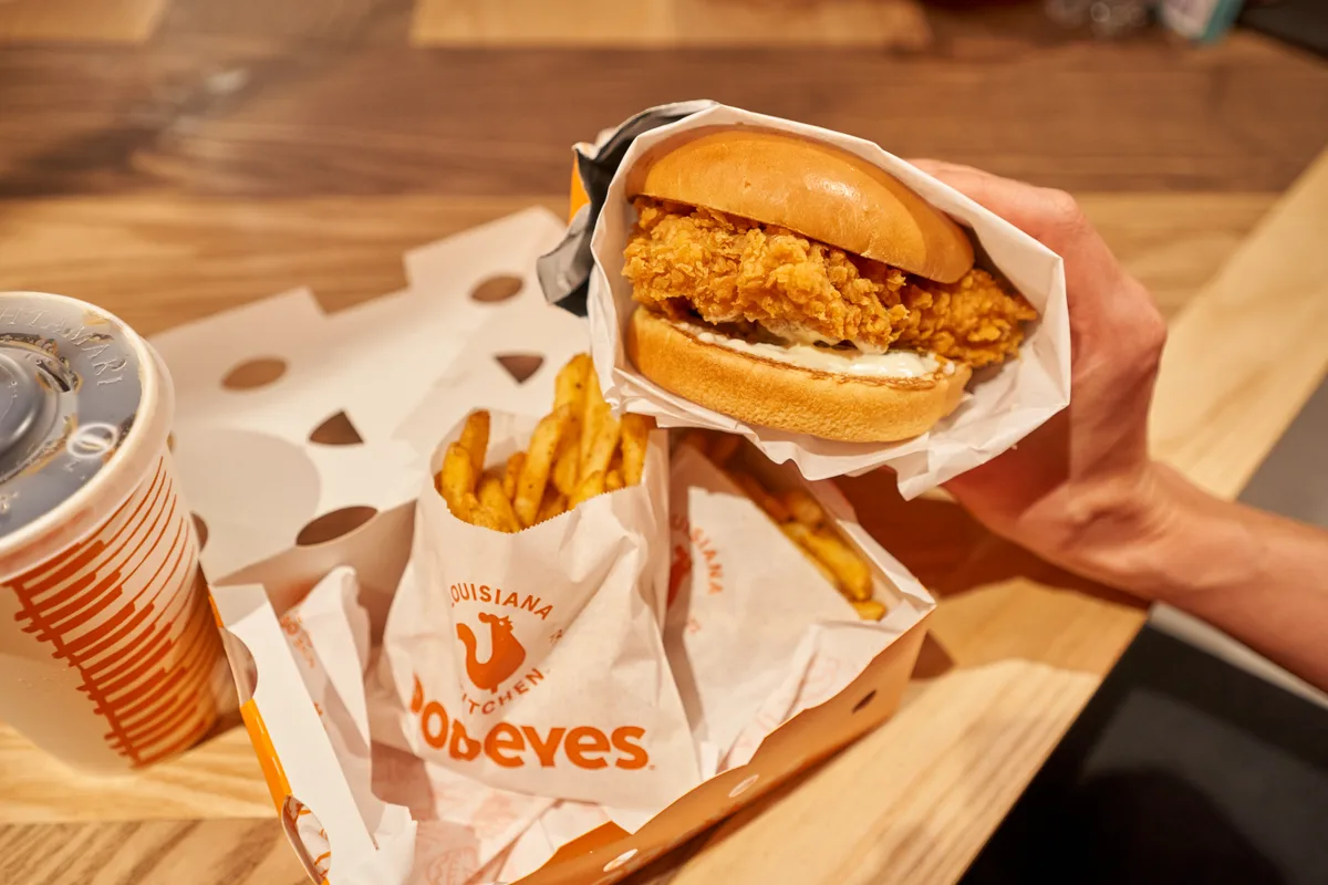 Bald können in Pfäffikon traditionelle Gerichte aus Louisiana gegessen werden. , Die Kette Popeyes ist eine der weltweit grössten Hähnchen-Schnellrestaurants., Bei der Eröffnung der schweizweit ersten Filiale in Oerlikon war der Andrang bereits gross.