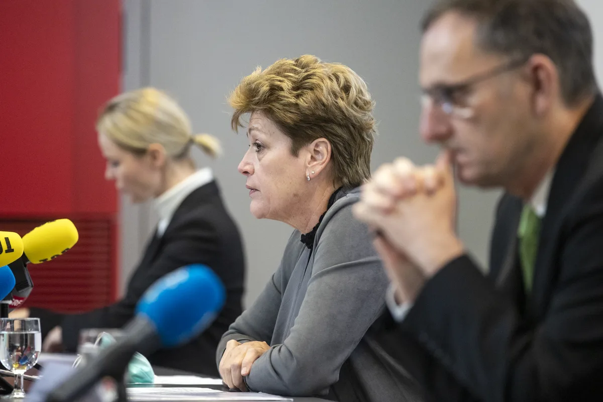 Nathalie Rickli, Silvia Steiner und Mario Fehr informierten im Namen des Zürcher Regierungsrates über neue Corona-Massnahmen.