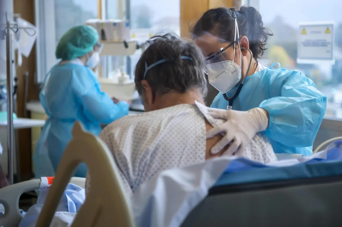 Ein Covid-Patient wird im Genfer Unispital versorgt. Der Kanton wurde härter vom Coronavirus getroffen als der Rest der Schweiz,