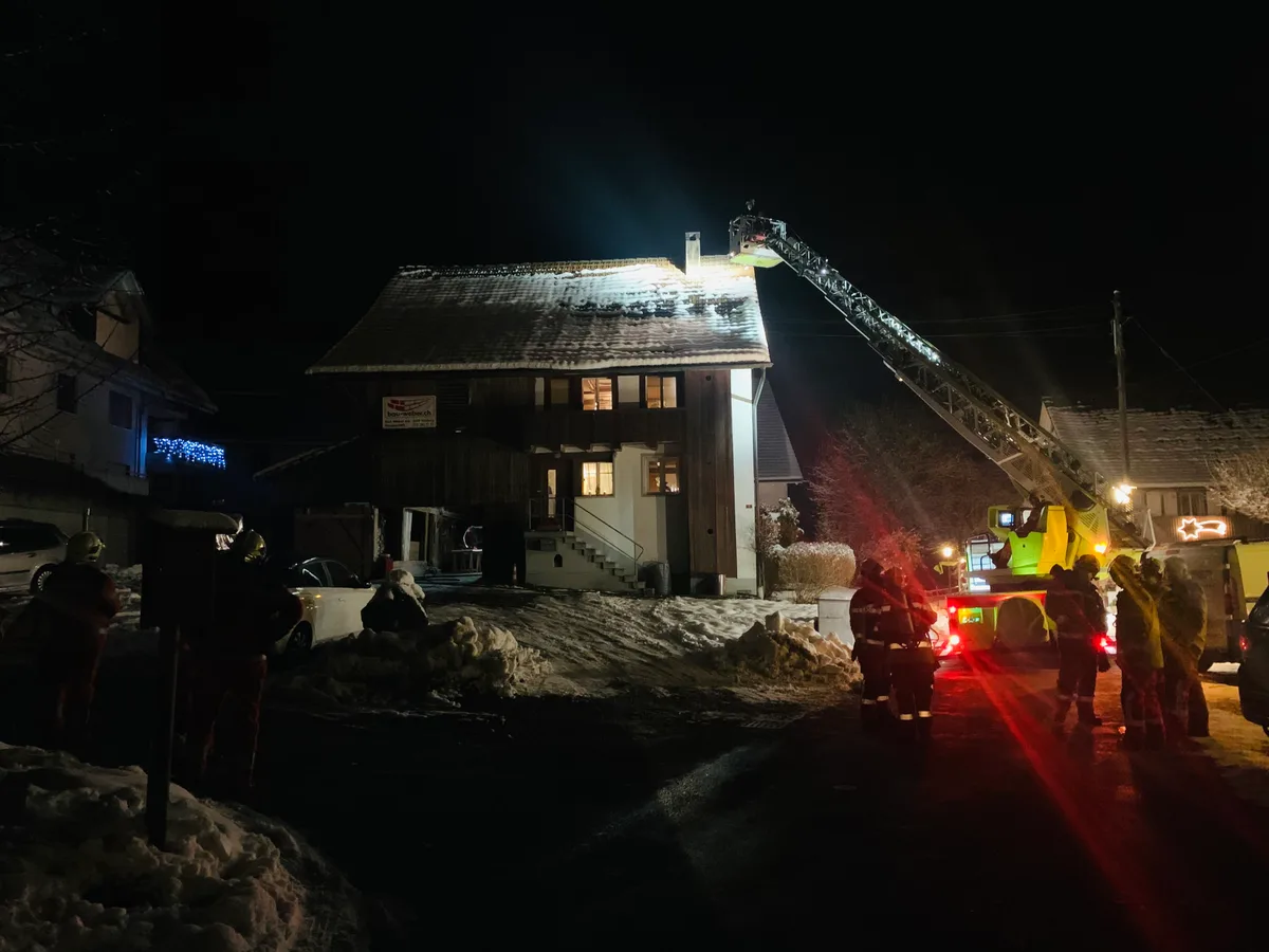 tww_5 Am Freitagabend brannte ein Kamin in Ehrikon., Die Feuerwehr Turbenthal-Wila-Wildberg stand knapp zwei Stunden lang im Einsatz., Am Ende des Einsatzes wurde der Kamin von einem Kaminfeger geprüft., In Turbenthal schlug am Sonntag eine Brandmeldeanlage Alarm., Ausgelöst wurde sie jedoch nicht durch einen Brand, sondern aufgrund eines technischen Defektes.
