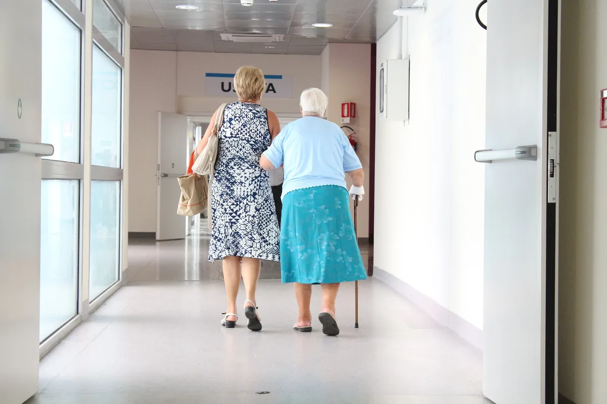 elderly-1461424_1920 Die Operation einer Russikerin wurde kurzfristig verschoben: Es war kein Platz mehr auf der Intensivstation.