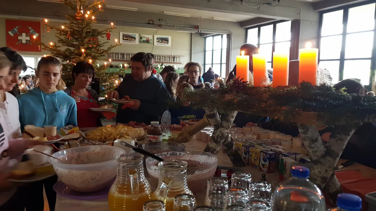 49403579056_990f5726fd_o Letztes Jahr konnte man noch einen Brunch durchführen., Dieser wird heuer durch eine Online-Versteigerung ersetzt., So wurden die Weihnachtsbäume letztes Jahr ausgeliefert.