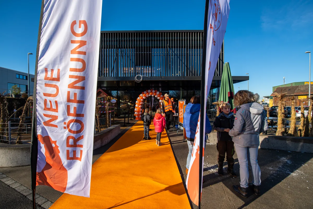 pfaeffikon_18122020_popeyeseroeffnung_sbo_12 Früher war es die «Chickeria», heute «Popeyes»: Das neue Restaurant an der Witzbergstrasse wurde eröffnet., Etwas chaotisch ging es dann noch zu und her: Die Leuchtschrift wurde am Freitagmorgen noch schnell montiert. , Franchisenehmer Nils Engel liess sich davon jedoch nicht aus der Ruhe bringen., Die Angestellten wurden in Schulungen auf den Kundenkontakt vorbereitet.