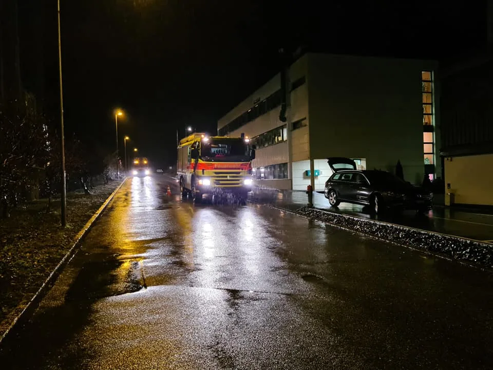 neuhofstr Wieder im Einsatz, wieder ohne Brand oder Rauch. Die Feuerwehr Rüti an der Neuhofstrasse.