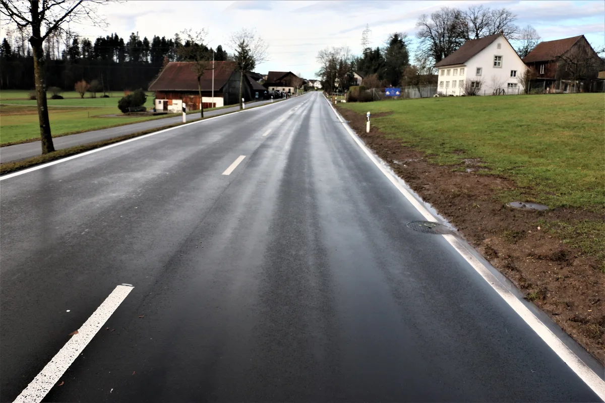 201224_bubikon Auf der Rütistrasse kam es am Donnerstagmorgen zu einem Unfall – die Polizei sucht Zeugen.