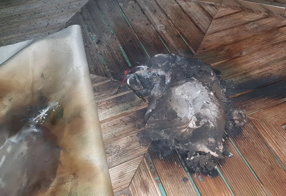 akku2 Der explodierte Akku zog den Holzboden auf einem Balkon in Mitleidenschaft.