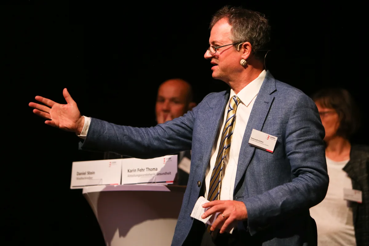 uster_13092018_wirtschaftsempfang_nag-15 Gemeinderat Hans-Rudolf Galliker (GLP) trat auch als Moderator am Ustermer Wirtschaftsempfang auf.