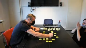 vlcsnap-error690 Thomas Bacher und Deborah von Wartburg testen das neue Spiel, das ein Ustermer entwickelt hat., Für beide gilt: Verlieren verboten., «Reimraupe» beinhaltet 70 verschiedene Bilder. Das Spiel kann mit bis zu sechs Personen gespielt werden.