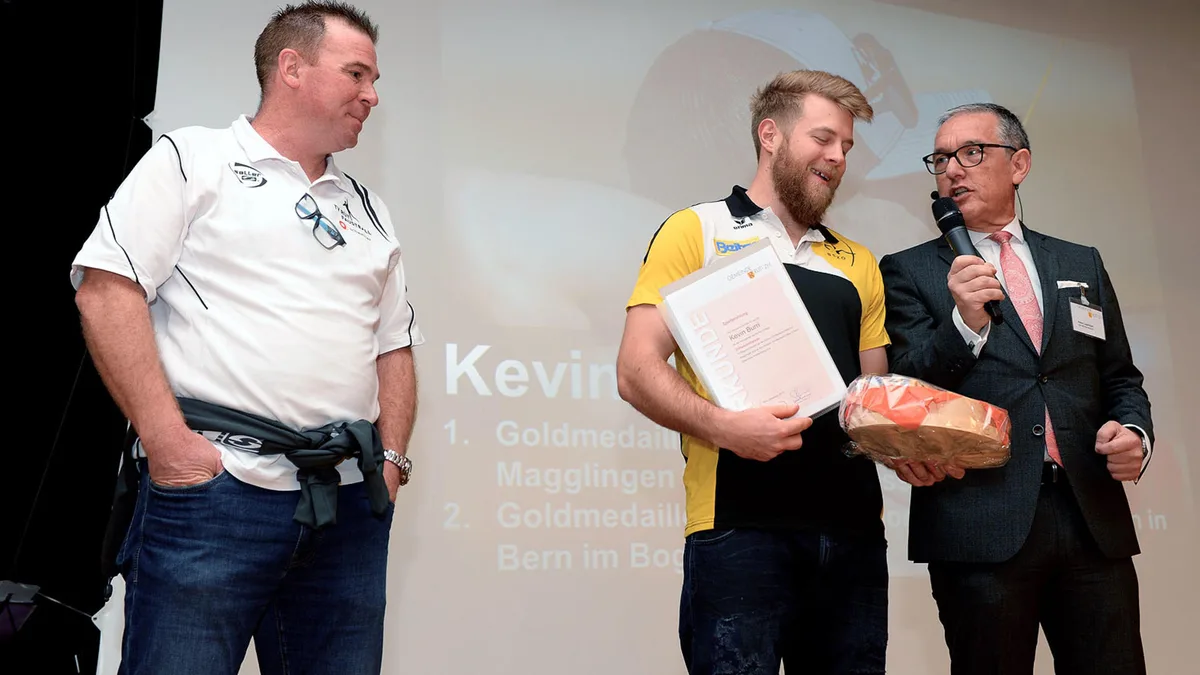 Rütis Gemeindepräsident Peter Luginbühl (rechts) konnte am Neujahrsapéro am 4. Januar 2020  Musiker und Sportler ehren., Der Gemeindepräsident suchte am letzten Neujahrsapéro den Kontakt zur Bevölkerung.