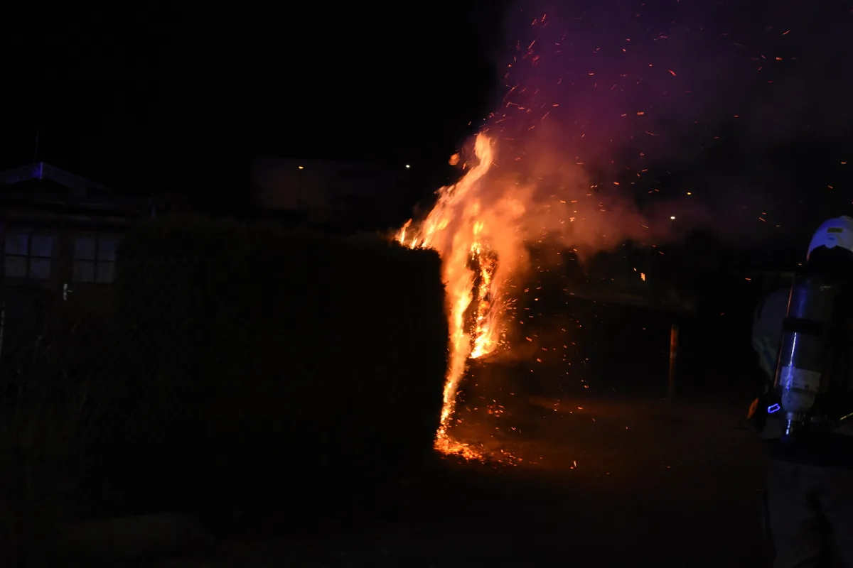 Mehrere Meter eine Thujahecke fingen am Dienstagabend in Rapperswil Jona Feuer. , Die Hecke brannte im dortigen Schrebergartengebiet. Die Feuerwehr konnte den Brand rasch löschen., An der Hecke entstand Sachschaden von über tausend Franken.