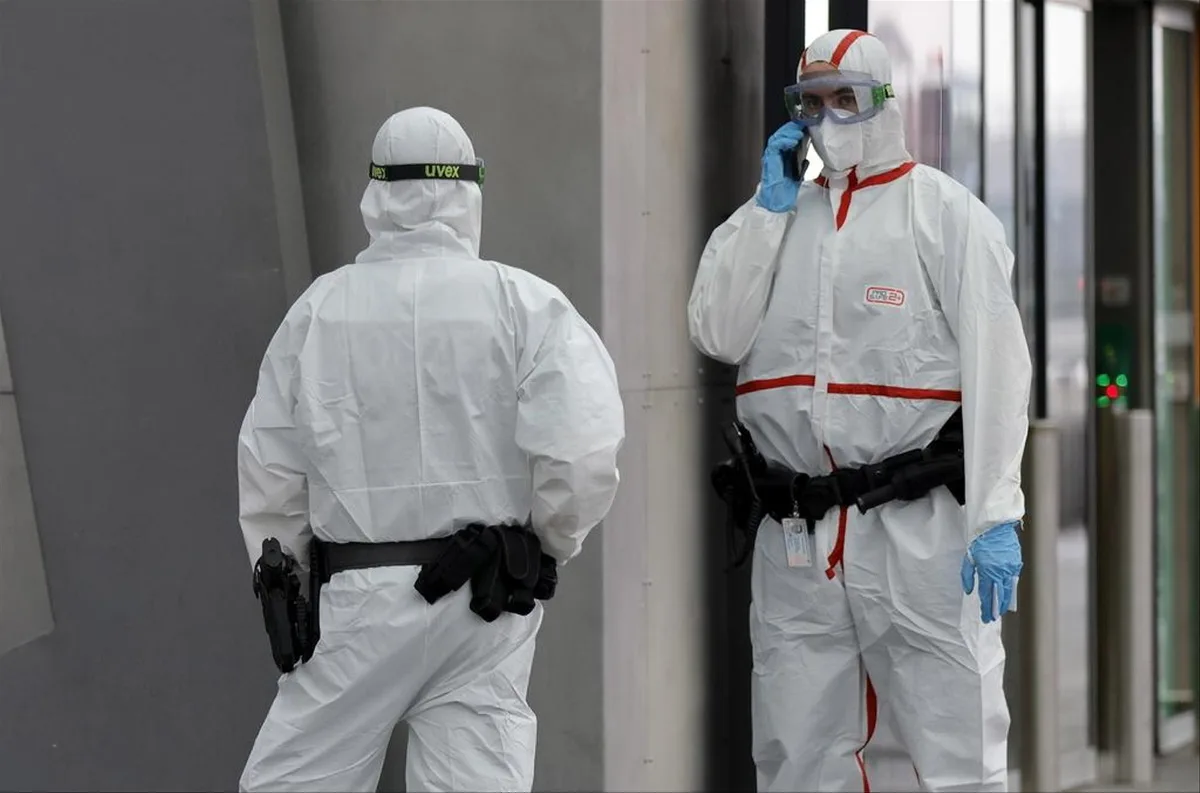 0601_mantel-viren_1_keystone In Grossbritannien steigen die Infektionszahlen rasant an, Europa reagiert: Polizisten mit Schutzanzügen in Frankfurt.