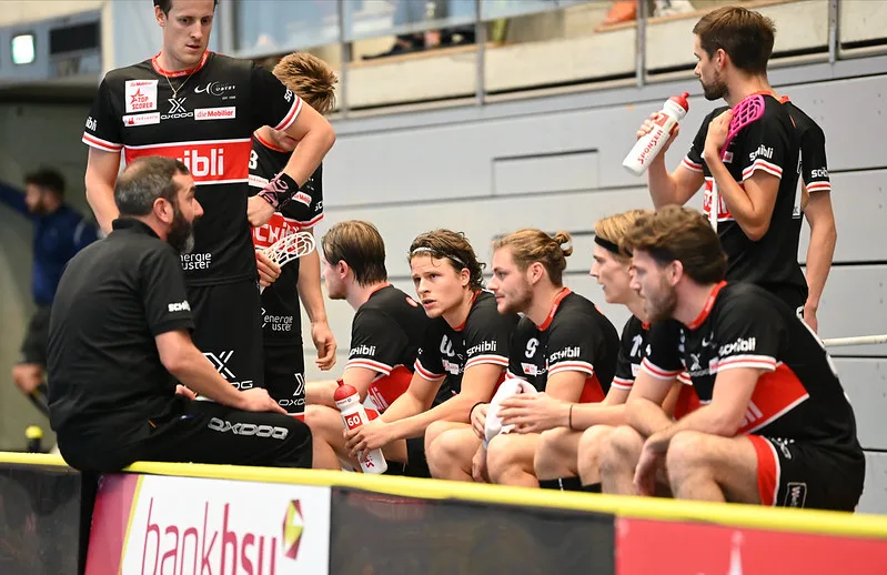 50412210133_d4098d5be9_c Da ist guter Rat teuer: Uster-Trainer Simon Meier muss mit seinen Spielern zwei herbe Niederlagen verarbeiten.